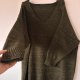 Luźny Sweter Oversize Khaki/Oliwkowy z Głebokim Dekoltem V i Złotą Nitką 8XL / 56 / 28·Bardzo dobry