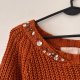 Ciepły sweter w kolorze terakoty z ozdobnym dekoltem miękki, gruby splot XL / 42 / 14·Bardzo dobry·Fashion