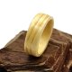 Klonowa Złota Fala – ręcznie wykonany drewniany pierścionek