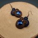 Małe granatowo-brązowe kolczyki sutasz