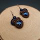 Małe granatowo-brązowe kolczyki sutasz