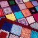 Kolorowa narzuta z kwadratów