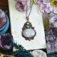 Miedziany ozdobny wisiorek z kamieniem księżycowym i peridotem #650