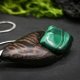 Naszyjnik "wenge i malachit" – drewno wenge, Wood Pendant, biżuteria z drewna, minerał, kamień, dla niej, dla kobiety, dla babci