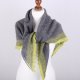 Szara chusta z limonkowym wykończeniem