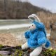 Ręcznie robiony króliczek z wełny (13 cm) – Kieszonkowy przyjaciel w niebieskiej bluzie