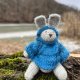 Ręcznie robiony króliczek z wełny (13 cm) – Kieszonkowy przyjaciel w niebieskiej bluzie