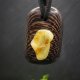 Wisiorek z drewna wenge z bursztynem – ręcznie rzeźbiony, amber, artystyczne zdobienia, biżuteria z drewna, luxe wooden jewelry