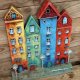 Kolorowe kamienice - dekoracja ze starych desek, ręcznie malowana