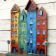 Kolorowe kamienice - dekoracja ze starych desek, ręcznie malowana