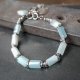 Bransoletka z bryłek akwamarynu z zawieszkami