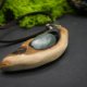 Wisiorek z drewna wiązu i chalcedon | biżuteria z duszą, natura - pirografia, prezent, dla niej, dla kobiety, walentynki