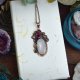Miedziany ozdobny wisiorek z kwarcem różowym i granatem #748