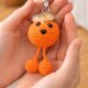 Ręcznie robiony breloczek – szydełkowy stworek do torby lub kluczy