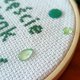 Szczęście to brak oczekiwań, haft na tamborku, gotowy do zawieszenia