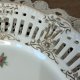Mała patera porcelanowa z dekoracyjnym ażurowym rantem i motywem róży