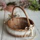 Koszyczek wielkanocny wiklinowy z pastelową dekoracją i pisankami