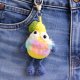 Kolorowy brelok szydełkowy – wesoły stworek handmade