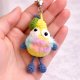 Kolorowy brelok szydełkowy – wesoły stworek handmade