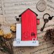 Czerwony domek wieszak na klucze i drobiazgi