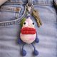 Kolorowy brelok szydełkowy – wesoły stworek handmade