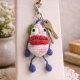 Kolorowy brelok szydełkowy – wesoły stworek handmade