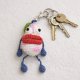 Kolorowy brelok szydełkowy – wesoły stworek handmade