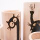 Zestaw 4 drewnianych świeczników tealight, ręcznie wypalane wzory (pirogrofia) - KOTY - na prezent dla kociarza