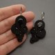 czarne kolczyki sutasz