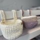 Ręcznie pleciony organizer do łóżeczka – bawełniany koszyczek Boho