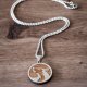 Naszyjnik z wzorem głowy wilka w okręgu wykonany ze stali i drewna