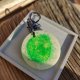 Brelok artystyczny z żywicy – zielona energia