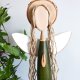 Ręcznie wykonany anioł z drewna – harmonia i natura.