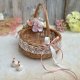 Koszyk wiklinowy z dekoracją, koszyczek z ceramicznym zajączkiem