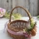 Koszyk wiklinowy z dekoracją, na stół wielkanocny