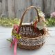 Koszyk wiklinowy z dekoracją, na stół wielkanocny