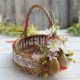 Koszyk wiklinowy z dekoracją, na stół wielkanocny