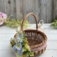 Koszyk wiklinowy z dekoracją, na stół wielkanocny