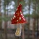 Ceramiczny dzwonek w kształcie muchomora.