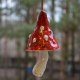 Ceramiczny dzwonek w kształcie muchomora.