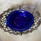 Miniaturowa ażurowa srebrzona paterka ze szkłem kobaltowym - rzadkość