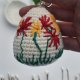 Ręcznie robiona PISANKA na szydełku - BRELOCZEK z haftowanymi kwiatami - ozdoba wielkanocna handmade