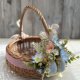 Koszyk wiklinowy z dekoracją, na stół wielkanocny