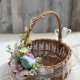 Koszyk wiklinowy z dekoracją, na stół wielkanocny