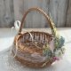 Koszyk wiklinowy z dekoracją, na stół wielkanocny