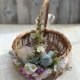 Koszyk wiklinowy z dekoracją, na stół wielkanocny