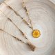 Naszyjnik z kamieniami i żółtym kwiatkiem żywica