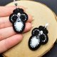 Czarno-białe kolczyki sutasz