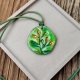 Leśna Kropla – zielony wisiorek z motywem roślinnym