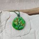 Leśna Kropla – zielony wisiorek z motywem roślinnym